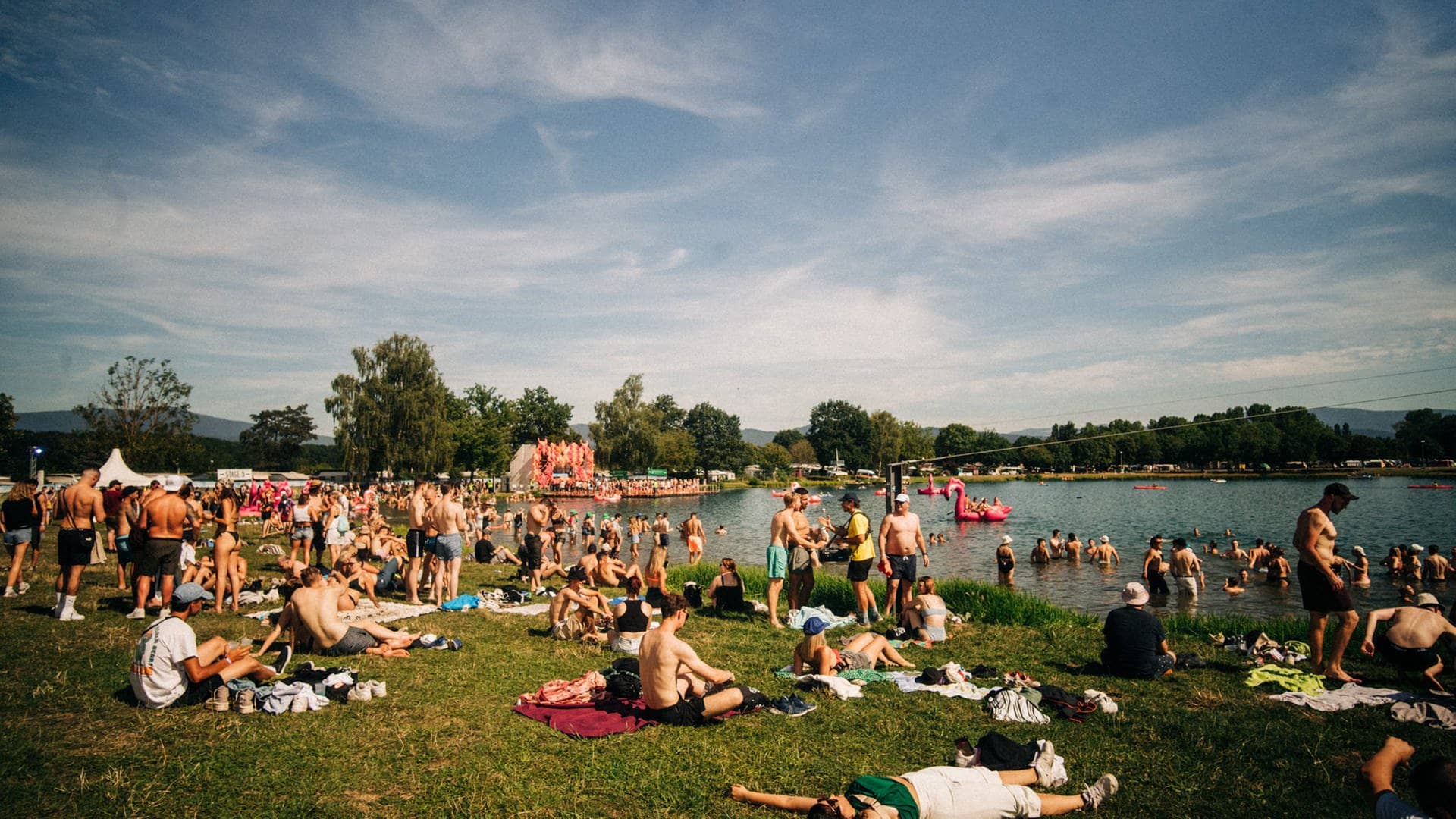 Das Sea You Festival 2023 am Tunisee in Freiburg: Mit 30 Grad bietet das Festival gleich zu Beginn einen wunderschönen Sommertag für die Besucher. (Foto: SWR, Nico Neithardt)