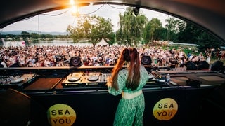 Lari Luke legt beim Sea You Festival 2024 auf Stage 1, direkt am See, auf. (Foto: SWR, Niko Neithardt) Lari Luke legt beim Sea You Festival 2024 auf Stage 1, direkt am See, auf.