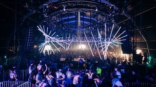 Dafür gibt es bei der neuen Industrial-Stage, ebenfalls in einem riesigen Igluzelt, die schnellsten Gangarten elektronischer Musik. (Foto: SWR, Niko Neithardt) Dafür gibt es bei der neuen Industrial-Stage, ebenfalls in einem riesigen Igluzelt, die schnellsten Gangarten elektronischer Musik.