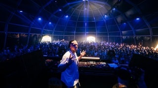 Das Sea You Festival am Tunisee ist bei Nacht besonders schön. Die Lichtinstallationen sind sehr beeindruckend. (Foto: SWR, Niko Neithardt) Das Sea You Festival am Tunisee ist bei Nacht besonders schön. Die Lichtinstallationen sind sehr beeindruckend.