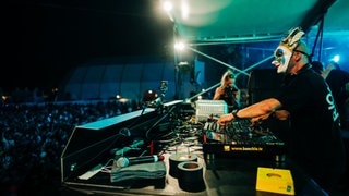 Das Sea You Festival am Tunisee ist bei Nacht besonders schön. Die Lichtinstallationen sind sehr beeindruckend. (Foto: SWR, Niko Neithardt) Das Sea You Festival am Tunisee ist bei Nacht besonders schön. Die Lichtinstallationen sind sehr beeindruckend.