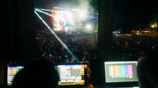 Das Sea You Festival am Tunisee ist bei Nacht besonders schön. Die Lichtinstallationen sind sehr beeindruckend. (Foto: SWR, Niko Neithardt) Das Sea You Festival am Tunisee ist bei Nacht besonders schön. Die Lichtinstallationen sind sehr beeindruckend.