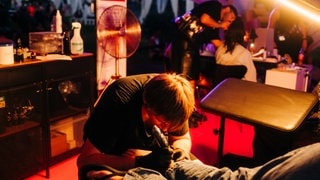 Das Sea You Festival am Tunisee ist bei Nacht besonders schön. Die Lichtinstallationen sind sehr beeindruckend. (Foto: SWR, Niko Neithardt) Das Sea You Festival am Tunisee ist bei Nacht besonders schön. Die Lichtinstallationen sind sehr beeindruckend.