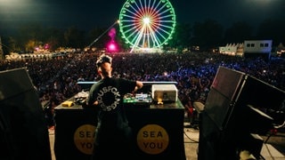 Das Sea You Festival am Tunisee ist bei Nacht besonders schön. Die Lichtinstallationen sind sehr beeindruckend. (Foto: SWR, Niko Neithardt) Das Sea You Festival am Tunisee ist bei Nacht besonders schön. Die Lichtinstallationen sind sehr beeindruckend.