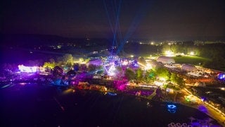 Das Sea You Festival am Tunisee ist bei Nacht besonders schön. Die Lichtinstallationen sind sehr beeindruckend. (Foto: SWR, Ferdinand Vögele) Das Sea You Festival am Tunisee ist bei Nacht besonders schön. Die Lichtinstallationen sind sehr beeindruckend.