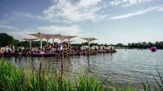 Das Sea You Festival am Tunisee bei Freiburg 2024 ist ein wahrgewordener Sommertraum für Fans elektronischer Musik (Foto: SWR, Niko Neithardt) Das Sea You Festival am Tunisee bei Freiburg 2024 ist ein wahrgewordener Sommertraum für Fans elektronischer Musik