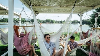 Das Sea You Festival am Tunisee bei Freiburg 2024 ist ein wahrgewordener Sommertraum für Fans elektronischer Musik (Foto: SWR, Niko Neithardt) Das Sea You Festival am Tunisee bei Freiburg 2024 ist ein wahrgewordener Sommertraum für Fans elektronischer Musik
