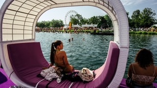 Das Sea You Festival am Tunisee bei Freiburg 2024 ist ein wahrgewordener Sommertraum für Fans elektronischer Musik (Foto: SWR, Niko Neithardt) Das Sea You Festival am Tunisee bei Freiburg 2024 ist ein wahrgewordener Sommertraum für Fans elektronischer Musik