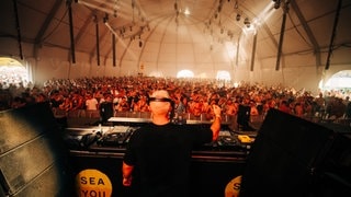 Stage 2, ein Igluzelt ist beim Sea You die Bühne für alle, die Techno besonders gern hören. (Foto: SWR, Niko Neithardt) Stage 2, ein Igluzelt ist beim Sea You die Bühne für alle, die Techno besonders gern hören.
