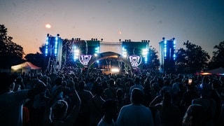 Stage 1 liegt direkt am See und bietet einen tollen Blick für die DJs am Tag. Dafür ist sie nachts für die Besucher richtig hübsch anzusehen! (Foto: SWR, Niko Neithardt) Stage 1 liegt direkt am See und bietet einen tollen Blick für die DJs am Tag. Dafür ist sie nachts für die Besucher richtig hübsch anzusehen!