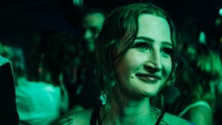 Das Sea You Festival am Tunisee ist bei Nacht besonders schön. Die Lichtinstallationen sind sehr beeindruckend. (Foto: SWR, Niko Neithardt) Das Sea You Festival am Tunisee ist bei Nacht besonders schön. Die Lichtinstallationen sind sehr beeindruckend.