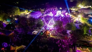 Das Sea You Festival am Tunisee ist bei Nacht besonders schön. Die Lichtinstallationen sind sehr beeindruckend. (Foto: SWR, Ferdinand Vögele) Das Sea You Festival am Tunisee ist bei Nacht besonders schön. Die Lichtinstallationen sind sehr beeindruckend.