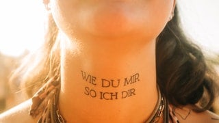 Die Sea You Crowd hat sich auch 2024 wieder ganz viel für ihr Outfit einfallen lassen. Hier gibt es die tollsten Dresses und verrücktesten Kleidungsstücke. (Foto: SWR, Nico Neithardt) Die Sea You Crowd hat sich auch 2024 wieder ganz viel für ihr Outfit einfallen lassen. Hier gibt es die tollsten Dresses und verrücktesten Kleidungsstücke.