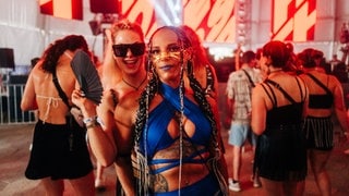 Die Sea You Crowd hat sich auch 2024 wieder ganz viel für ihr Outfit einfallen lassen. Hier gibt es die tollsten Dresses und verrücktesten Kleidungsstücke. (Foto: SWR, Nico Neithardt) Die Sea You Crowd hat sich auch 2024 wieder ganz viel für ihr Outfit einfallen lassen. Hier gibt es die tollsten Dresses und verrücktesten Kleidungsstücke.