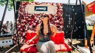 Die Sea You Crowd hat sich auch 2024 wieder ganz viel für ihr Outfit einfallen lassen. Hier gibt es die tollsten Dresses und verrücktesten Kleidungsstücke. (Foto: SWR, Nico Neithardt) Die Sea You Crowd hat sich auch 2024 wieder ganz viel für ihr Outfit einfallen lassen. Hier gibt es die tollsten Dresses und verrücktesten Kleidungsstücke.