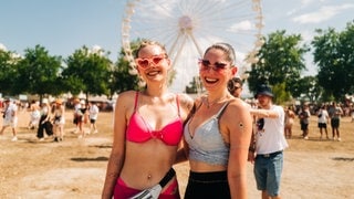 Die Sea You Crowd hat sich auch 2024 wieder ganz viel für ihr Outfit einfallen lassen. Hier gibt es die tollsten Dresses und verrücktesten Kleidungsstücke. (Foto: SWR, Nico Neithardt) Die Sea You Crowd hat sich auch 2024 wieder ganz viel für ihr Outfit einfallen lassen. Hier gibt es die tollsten Dresses und verrücktesten Kleidungsstücke.