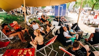Die Sea You Crowd hat sich auch 2024 wieder ganz viel für ihr Outfit einfallen lassen. Hier gibt es die tollsten Dresses und verrücktesten Kleidungsstücke. (Foto: SWR, Nico Neithardt) Die Sea You Crowd hat sich auch 2024 wieder ganz viel für ihr Outfit einfallen lassen. Hier gibt es die tollsten Dresses und verrücktesten Kleidungsstücke.