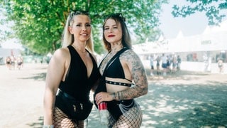 Die Sea You Crowd hat sich auch 2024 wieder ganz viel für ihr Outfit einfallen lassen. Hier gibt es die tollsten Dresses und verrücktesten Kleidungsstücke. (Foto: SWR, Nico Neithardt) Die Sea You Crowd hat sich auch 2024 wieder ganz viel für ihr Outfit einfallen lassen. Hier gibt es die tollsten Dresses und verrücktesten Kleidungsstücke.
