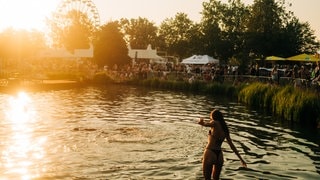 Die Sea You Crowd hat sich auch 2024 wieder ganz viel für ihr Outfit einfallen lassen. Hier gibt es die tollsten Dresses und verrücktesten Kleidungsstücke. (Foto: SWR, Nico Neithardt) Die Sea You Crowd hat sich auch 2024 wieder ganz viel für ihr Outfit einfallen lassen. Hier gibt es die tollsten Dresses und verrücktesten Kleidungsstücke.