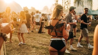 Die Sea You Crowd hat sich auch 2024 wieder ganz viel für ihr Outfit einfallen lassen. Hier gibt es die tollsten Dresses und verrücktesten Kleidungsstücke. (Foto: SWR, Nico Neithardt) Die Sea You Crowd hat sich auch 2024 wieder ganz viel für ihr Outfit einfallen lassen. Hier gibt es die tollsten Dresses und verrücktesten Kleidungsstücke.