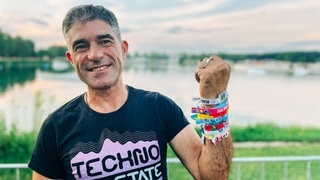 Alex ist ein ganz treuer Fan des Sea You Festivals und war die letzten 10 Jahre immer da. Stolz trägt er die Bändchen der vergangenen Jahre am Arm. (Foto: SWR, Ferdinand Vögele) Alex ist ein ganz treuer Fan des Sea You Festivals und war die letzten 10 Jahre immer da. Stolz trägt er die Bändchen der vergangenen Jahre am Arm.