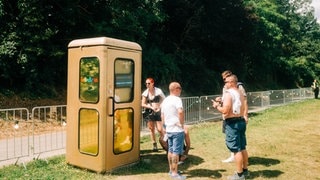 Insgesamt gibt es sieben Bühnen beim Sea You Festival. Die allerkleinste Bühne beim See You ist die Disko-Telefonzelle. Dort können sich die Besucher selbst ihre Musik aussuchen. Viel mehr als zwei Menschen passen allerdings auch nicht rein ;-) (Foto: SWR, Niko Neithardt) Insgesamt gibt es sieben Bühnen beim Sea You Festival. Die allerkleinste Bühne beim See You ist die Disko-Telefonzelle. Dort können sich die Besucher selbst ihre Musik aussuchen. Viel mehr als zwei Menschen passen allerdings auch nicht rein ;-)