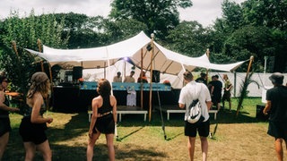 Insgesamt gibt es sieben Bühnen beim Sea You Festival. Stage 7 ist direkt am See und ist als chillige Alternative zum übrigen Programm gedacht. (Noch) etwas unbekanntere, regionale DJs treten dort auf und die Musik ist insgesamt sehr entspannt. (Foto: SWR, Niko Neithardt) Insgesamt gibt es sieben Bühnen beim Sea You Festival. Stage 7 ist direkt am See und ist als chillige Alternative zum übrigen Programm gedacht. (Noch) etwas unbekanntere, regionale DJs treten dort auf und die Musik ist insgesamt sehr entspannt.