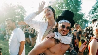 Die Festival Crowd des Sea You 2024 am Sonntag mit ihren tollen Outfits. (Foto: SWR, Niko Neithardt) Die Festival Crowd des Sea You 2024 am Sonntag mit ihren tollen Outfits.