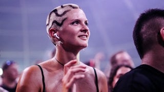 Die Festival Crowd des Sea You 2024 am Sonntag mit ihren tollen Outfits. (Foto: SWR, Niko Neithardt) Die Festival Crowd des Sea You 2024 am Sonntag mit ihren tollen Outfits.