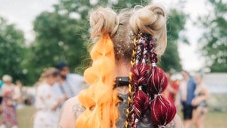Die Festival Crowd des Sea You 2024 am Sonntag mit ihren tollen Outfits. (Foto: SWR, Niko Neithardt) Die Festival Crowd des Sea You 2024 am Sonntag mit ihren tollen Outfits.