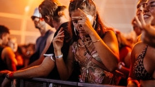 Die Festival Crowd des Sea You 2024 am Sonntag mit ihren tollen Outfits. (Foto: SWR, Niko Neithardt) Die Festival Crowd des Sea You 2024 am Sonntag mit ihren tollen Outfits.