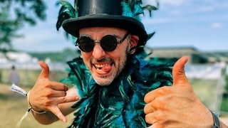 Die Sea You Crowd hat sich auch 2024 wieder ganz viel für ihr Outfit einfallen lassen. Hier gibt es die tollsten Dresses und verrücktesten Kleidungsstücke. (Foto: SWR, Nico Neithardt) Die Sea You Crowd hat sich auch 2024 wieder ganz viel für ihr Outfit einfallen lassen. Hier gibt es die tollsten Dresses und verrücktesten Kleidungsstücke.