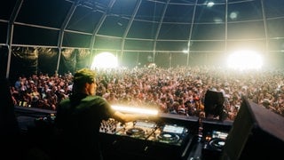 Die DJs beim Sea You Festival 2024 am Tunisee (Foto: SWR, Niko Neithardt) Die DJs beim Sea You Festival 2024 am Tunisee