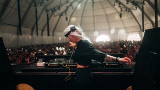 Die DJs beim Sea You Festival 2024 am Tunisee (Foto: SWR, Niko Neithardt) Die DJs beim Sea You Festival 2024 am Tunisee