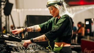 Die DJs beim Sea You Festival 2024 am Tunisee (Foto: SWR, Niko Neithardt) Die DJs beim Sea You Festival 2024 am Tunisee