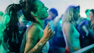 Die DJs beim Sea You Festival 2024 am Tunisee (Foto: SWR, Niko Neithardt) Die DJs beim Sea You Festival 2024 am Tunisee