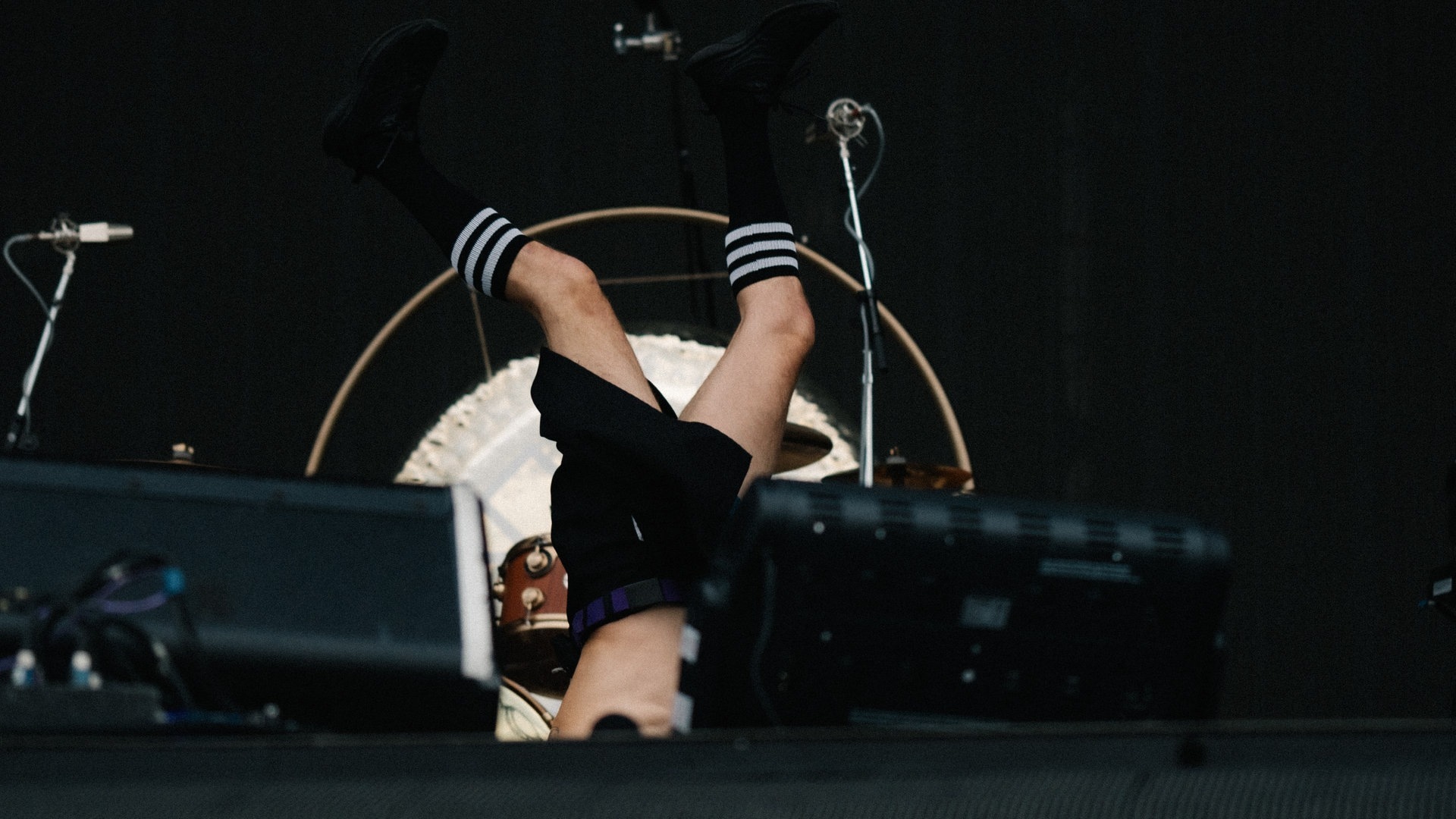 Foto: SWR3, Mario Hegewald Flea von den Red Hot Chili Peppers betritt mit Handstand-Walk die Bühne. (Foto: SWR3, Mario Hegewald)