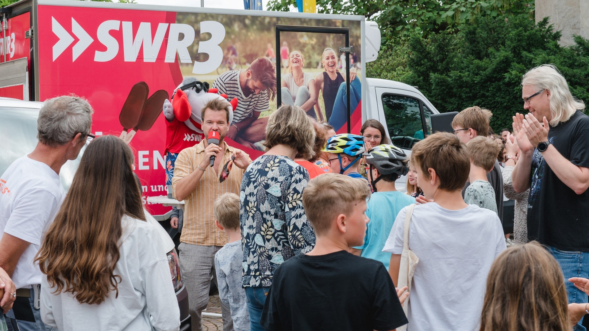 Foto: SWR3, Björn Pados Menschen essen Eis in Schifferstadt bei der SWR3 Eis-Challenge. (Foto: SWR3, Björn Pados)