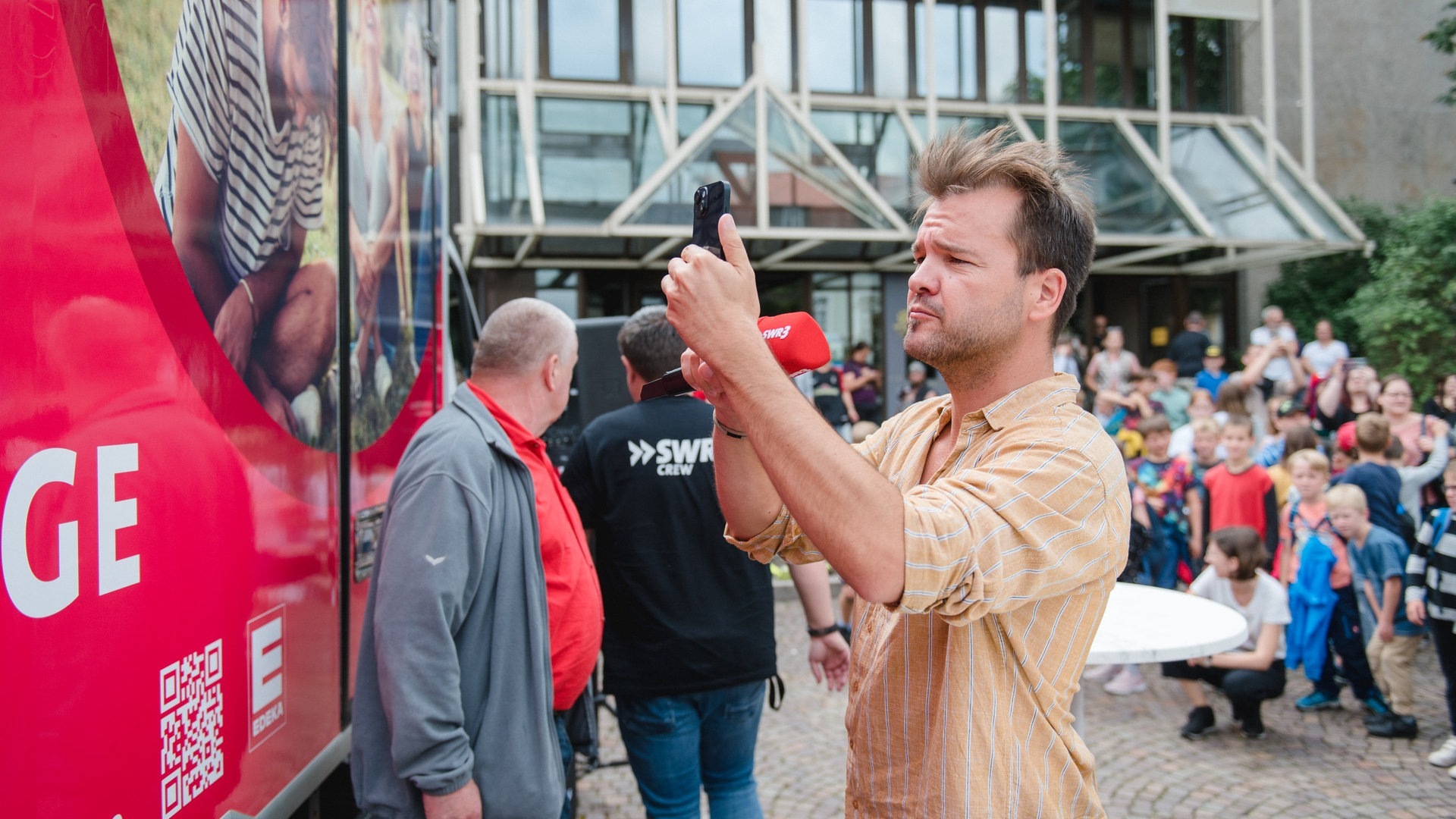 Foto: SWR3, Björn Pados Menschen essen Eis in Schifferstadt bei der SWR3 Eis-Challenge. (Foto: SWR3, Björn Pados)