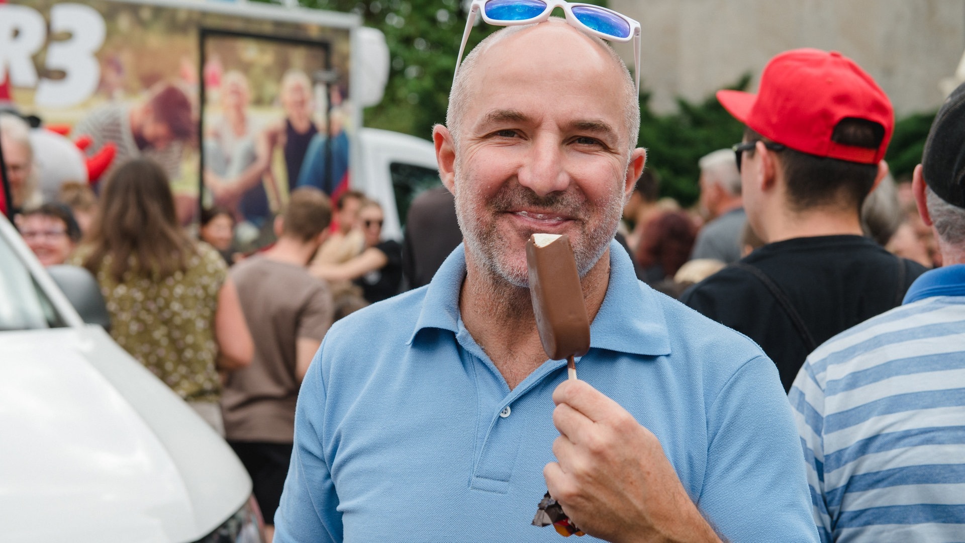 Foto: SWR3, Björn Pados Menschen essen Eis in Schifferstadt bei der SWR3 Eis-Challenge. (Foto: SWR3, Björn Pados)