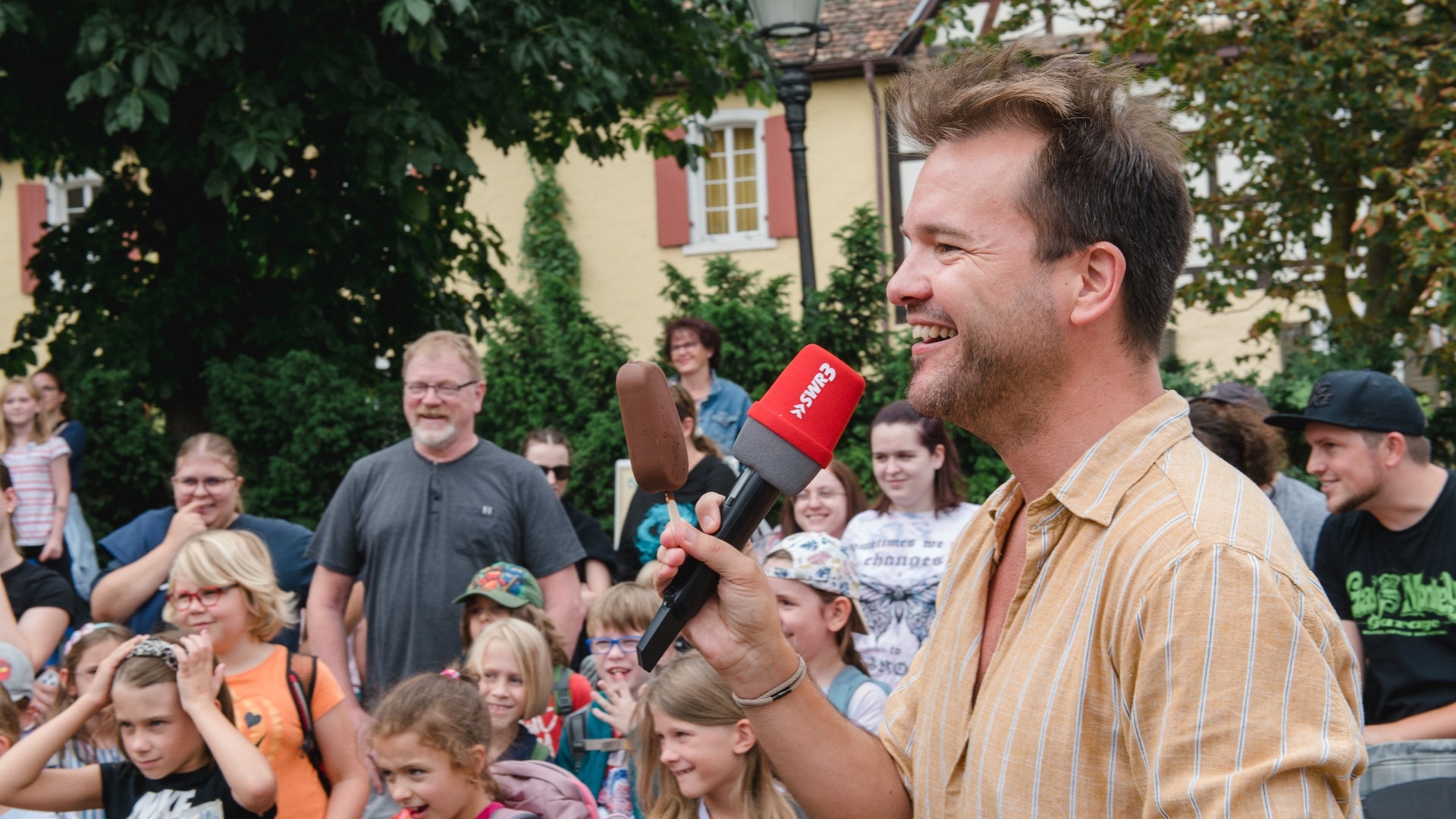 Foto: SWR3, Björn Pados Menschen essen Eis in Schifferstadt bei der SWR3 Eis-Challenge. (Foto: SWR3, Björn Pados)