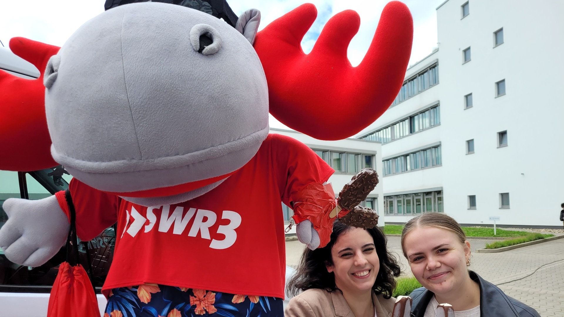 Foto: SWR3, Julia Buchmaier Zwei junge Frauen halten Eis in der Hand und posieren neben dem SWR3-Elch. (Foto: SWR3, Julia Buchmaier)