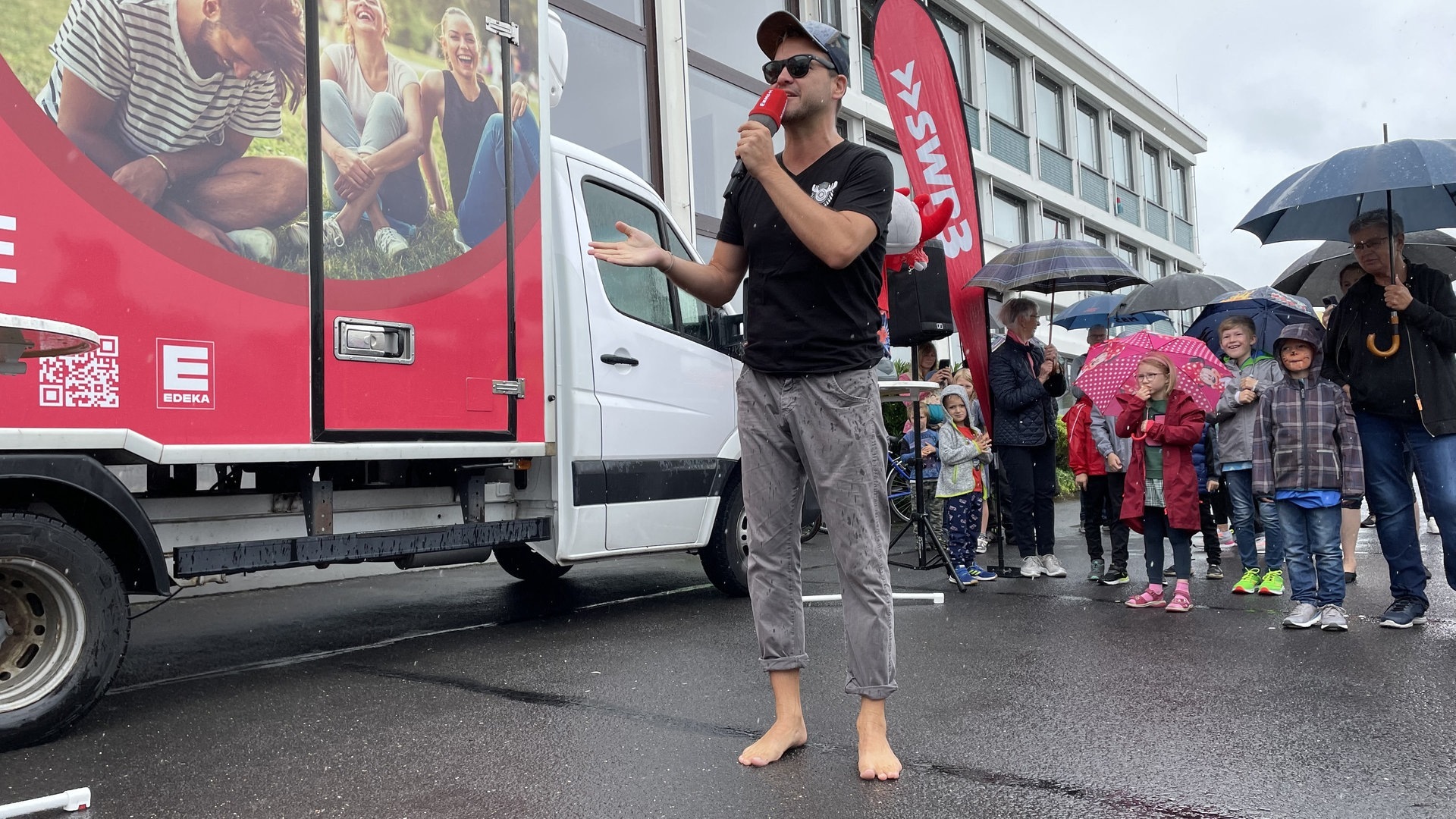 Foto: SWR3, Josh Kochhann In NeustadtWied verteilt SWR3 Eis bei Regen. (Foto: SWR3, Josh Kochhann)