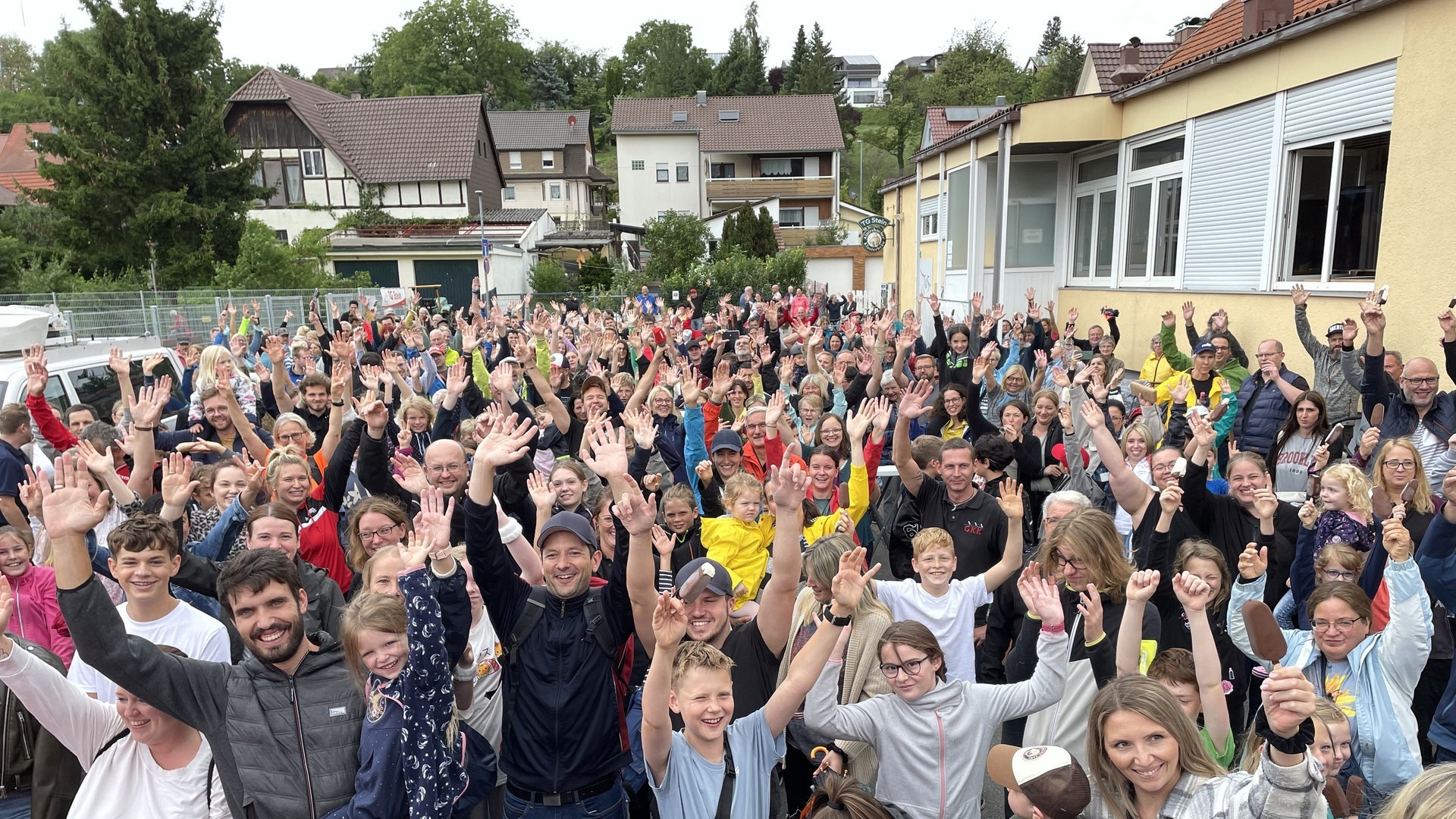 Foto: SWR3, Josh Kochhann Menschenmenge hält die Arme in die Luft und jubelt bei der SWR3 Eis-Challenge in Königsbach-Stein. (Foto: SWR3, Josh Kochhann)