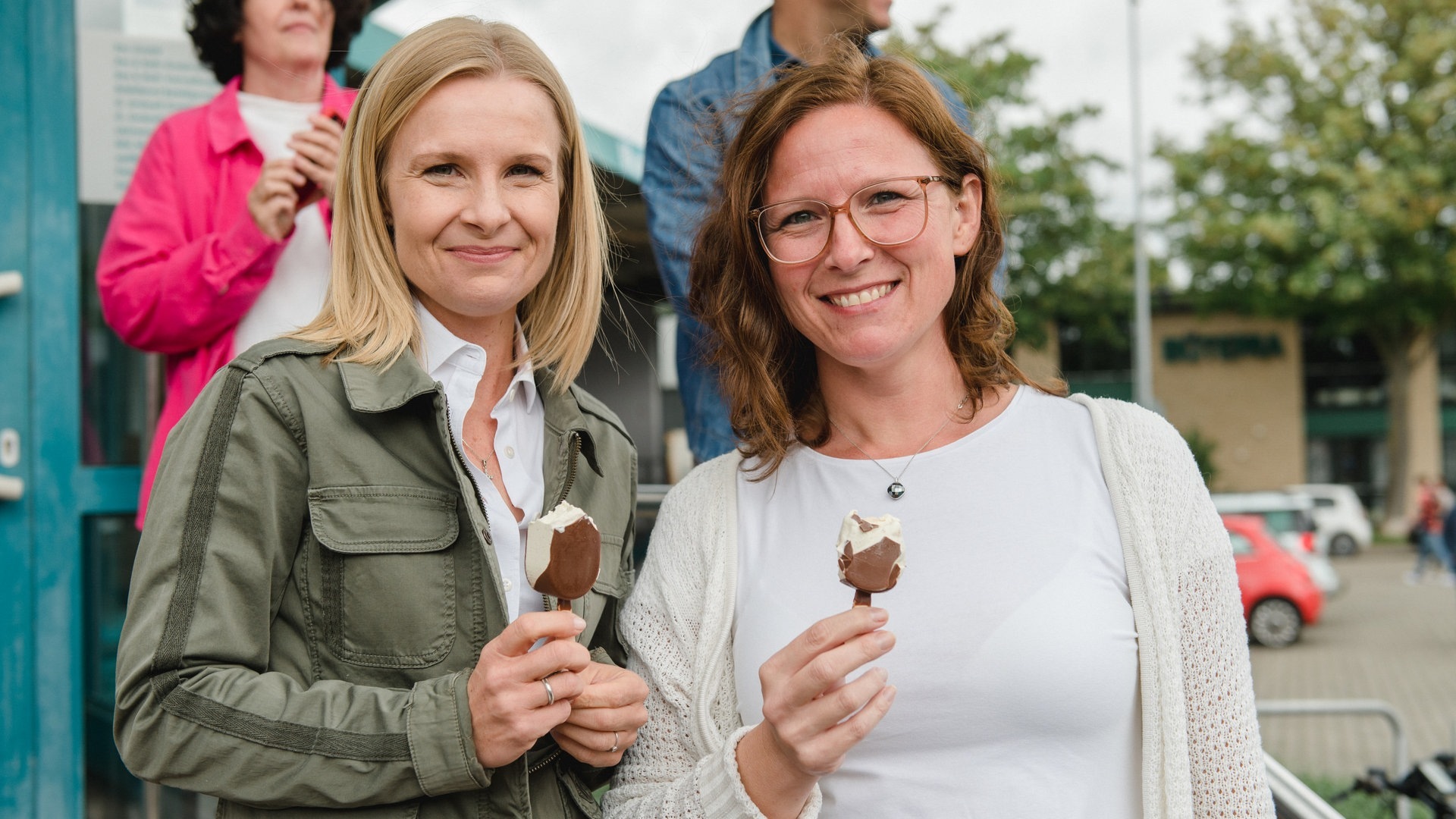 Foto: SWR3, Björn Pados Menschen essen Eis bei der SWR3 Eis-Challenge in Bietigheim-Bissingen. (Foto: SWR3, Björn Pados)