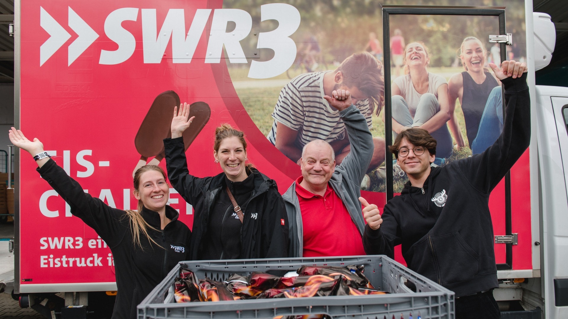 Foto: SWR3, Björn Pados Zwei Frauen und zwei Männer verteilen Eis bei der SWR3 Eis-Challenge in Bietigheim-Bissingen. (Foto: SWR3, Björn Pados)