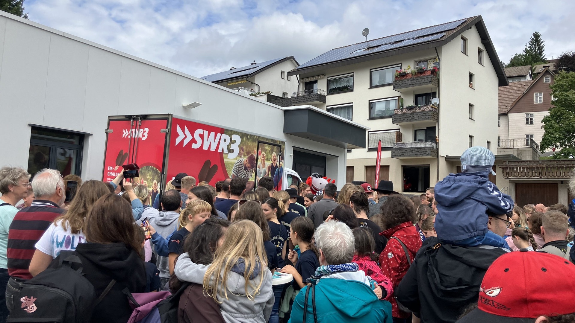 Foto: SWR3, Janine Beck Der SWR3-Eistruck war am Mittwoch, den 9. August, in Schonach im Schwarzwald und hat Eis verteilt (Foto: SWR3, Janine Beck)