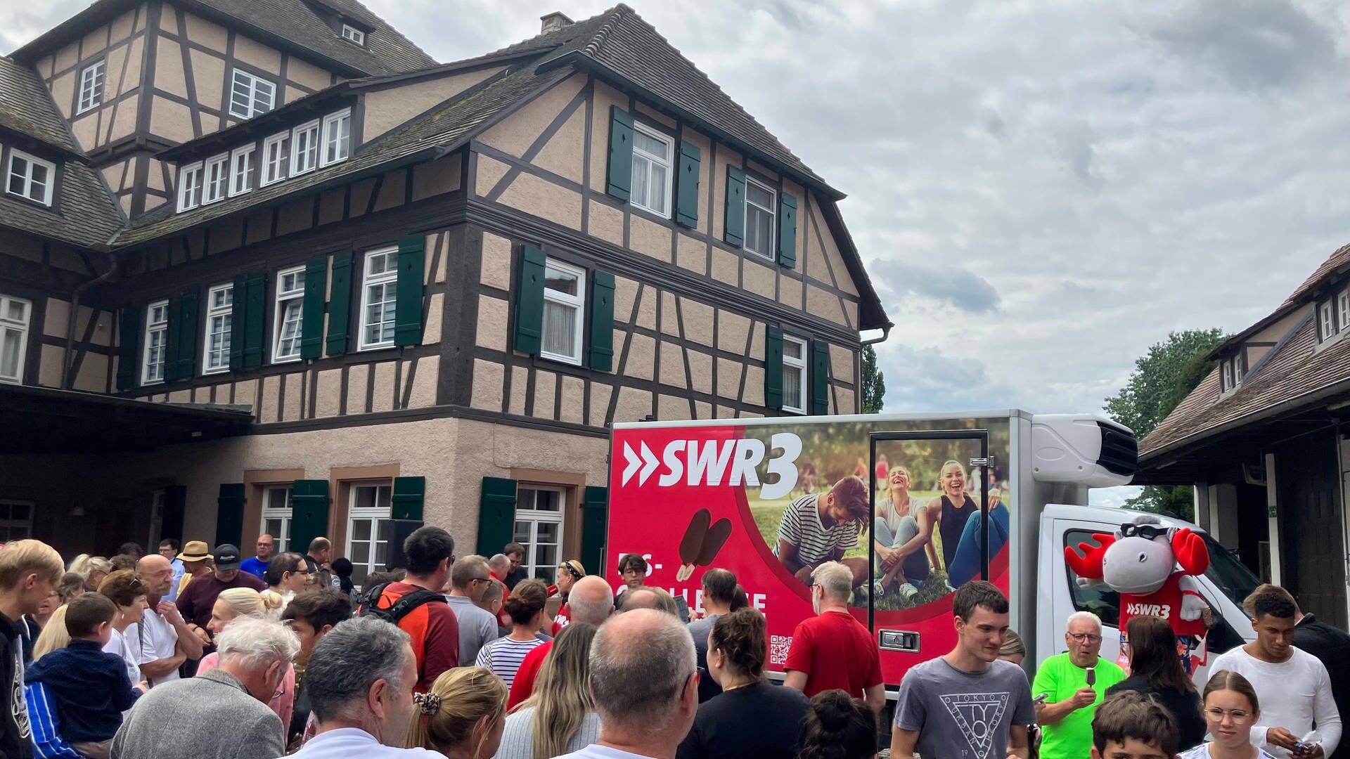 Der SWR3-Eistruck war am Mittwoch, den 9. August, in Schonach im Schwarzwald und hat Eis verteilt (Foto: SWR3, Josh Kochhann / Janine Beck)