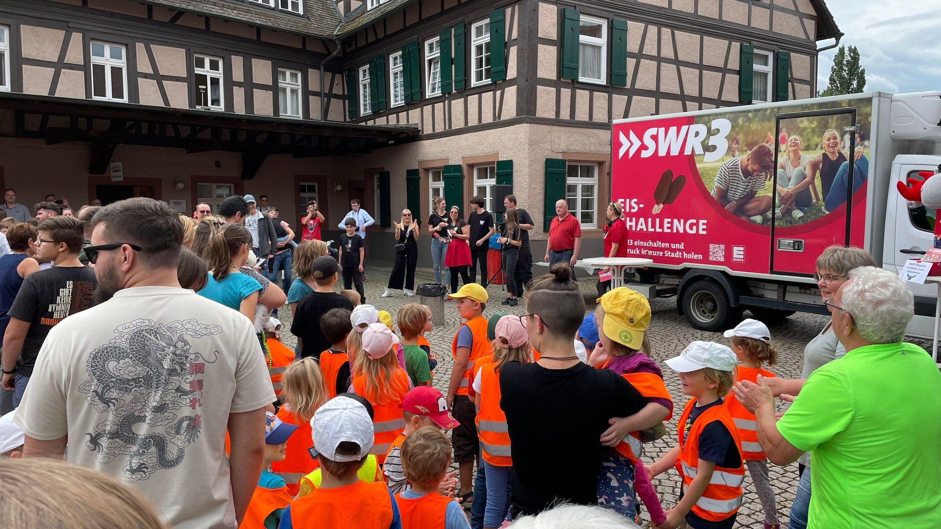 Foto: SWR3, Josh Kochhann / Janine Beck Der SWR3-Eistruck war am Mittwoch, den 9. August, in Schonach im Schwarzwald und hat Eis verteilt (Foto: SWR3, Josh Kochhann / Janine Beck)