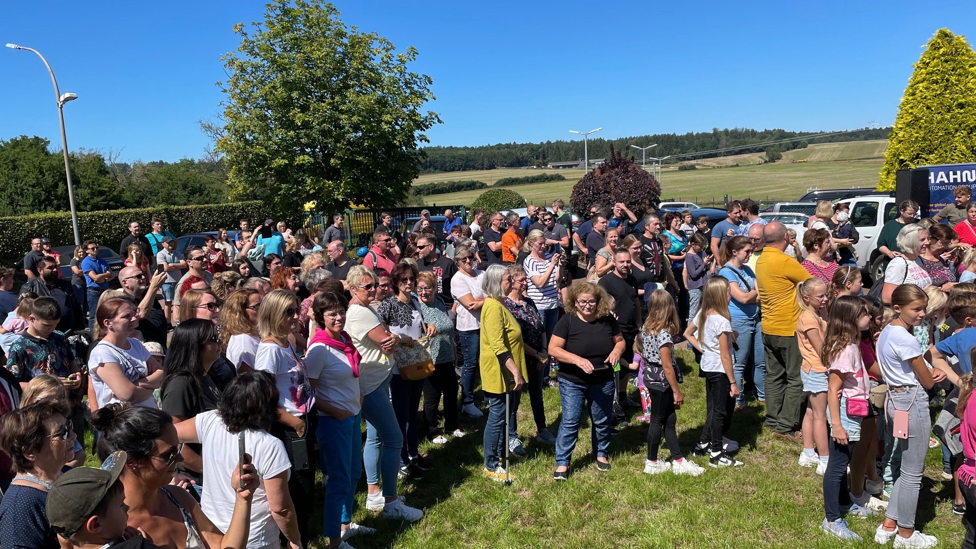 Foto: SWR3, Josh Kochhann Am Donnerstag, den 10.8., war der SWR3 Eistruck in Rheinböllen und hat dort Eis verteilt (Foto: SWR3, Josh Kochhann)